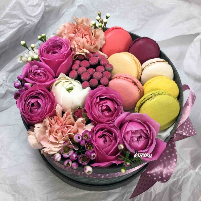 Цветы в коробке №46 из пионовидных роз, гвоздики, ранункулюсов, macarons