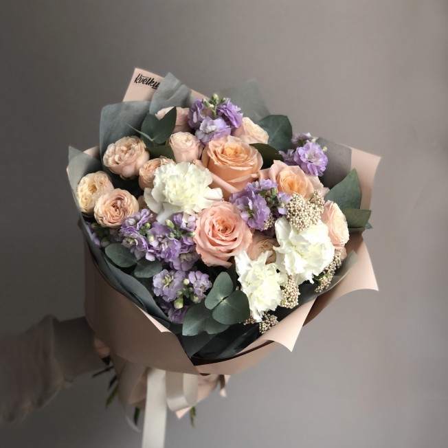 Букет цветов №276 из пионовидных роз, маттиолы, гвоздики, озотамнуса, эвкалипта
