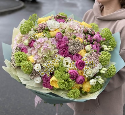 Букет цветов №100 из гортензий, пионовидных роз, вибурнума, танацетума