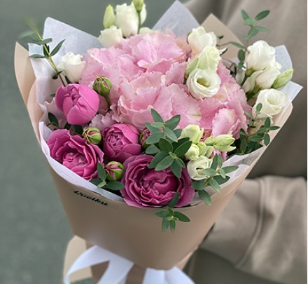 Букет цветов №3 из гортензии, эустомы, пионовидных роз