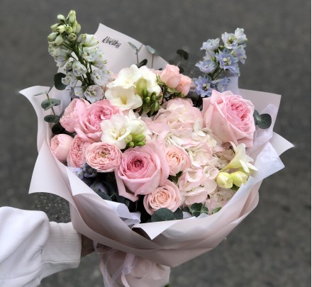 Букет цветов №33 из гортензии, пионовидных роз, дельфиниума