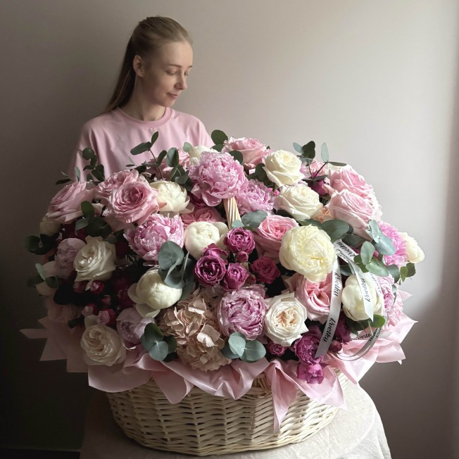 Корзина цветов №7 из пионовидных роз, пионов, эвкалипта
