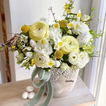 Easter flower arrangement on the table №3