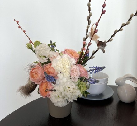 Easter flower arrangement on the table №4