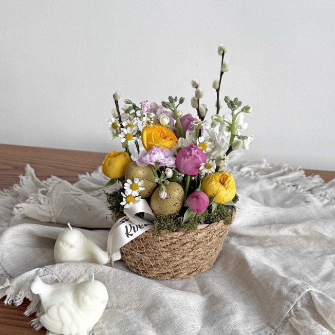 Easter flower arrangement on the table №9